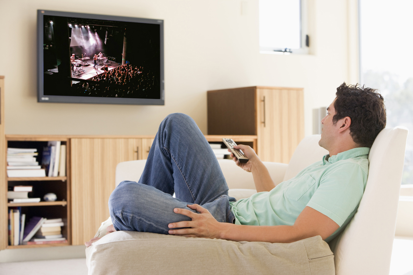 Постоянно смотрит телевизор. Человек перед телевизором. Сидит перед телевизором. Мужчина на диване перед телевизором. Мужчина смотрит телевизор.